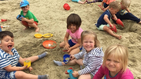 foto kinderen bij speelpleinwerking op strand 