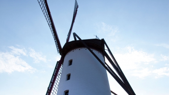 Molen met heldere lucht 