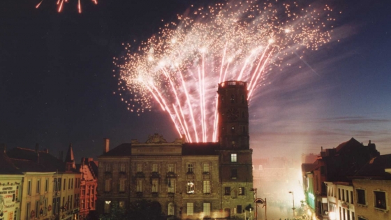 Vuurwerk achter Stadhuis en Belfort